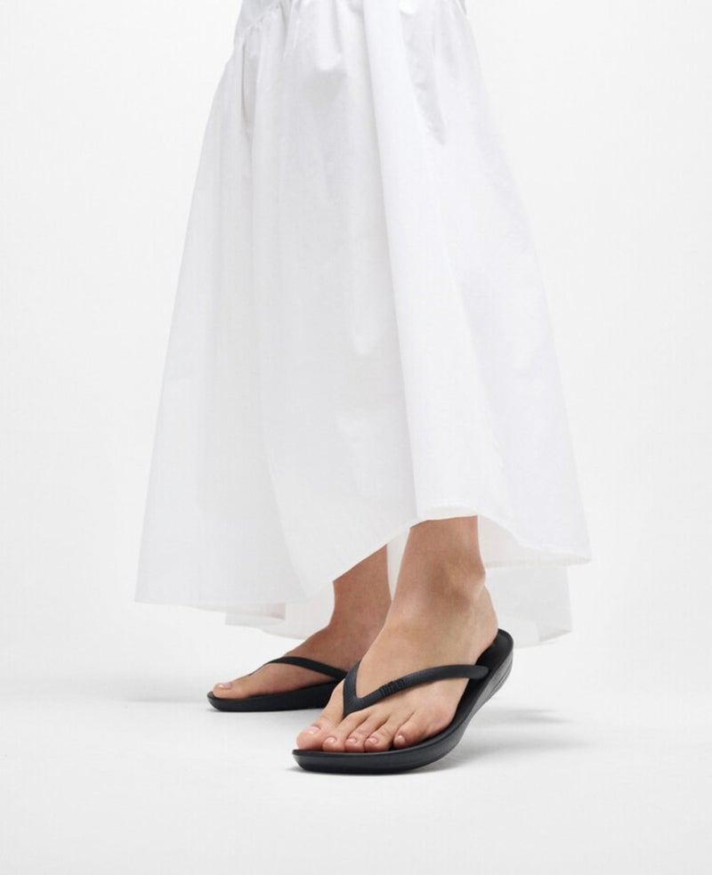 FitFlop صنادل فيت فلوب النسائية iQushion المطاطية مع قاعدة قدم منحنية للمشي، صنادل خفيفة الوزن بتصميم مريح مع دعم للقوس ووسائد لتخفيف تأثير القدم، باللون الأسود بالكامل، مقاس 5 أمريكي للنساء - Image 2